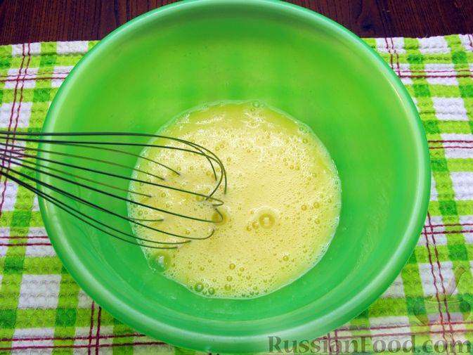 Фото приготовления рецепта: Омлет на майонезе, с плавленым сыром и зеленью - шаг №3