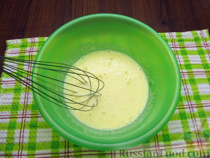 Фото приготовления рецепта: Омлет на майонезе, с плавленым сыром и зеленью - шаг №5