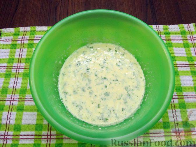 Фото приготовления рецепта: Омлет на майонезе, с плавленым сыром и зеленью - шаг №9