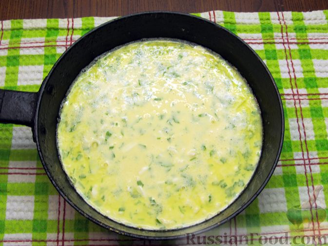 Фото приготовления рецепта: Омлет на майонезе, с плавленым сыром и зеленью - шаг №10
