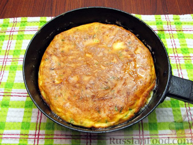 Фото приготовления рецепта: Омлет на майонезе, с плавленым сыром и зеленью - шаг №12