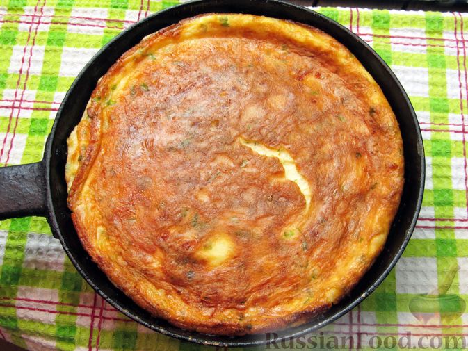 Фото приготовления рецепта: Омлет на майонезе, с плавленым сыром и зеленью - шаг №13