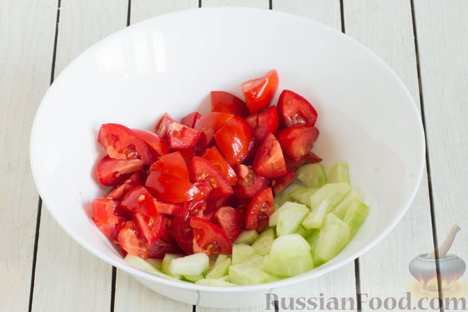 Фото приготовления рецепта: Салат из помидоров и огурцов, с луком, зеленью и ореховой заправкой - шаг №5