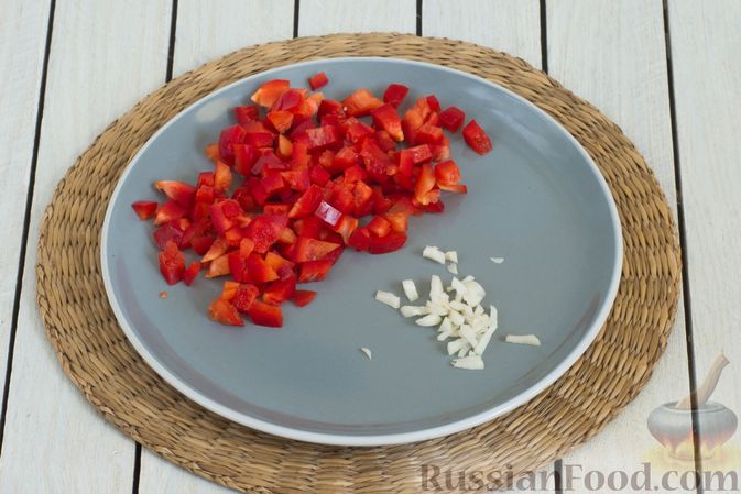 Фото приготовления рецепта: Салат из цветной капусты с болгарским перцем и помидорами - шаг №5