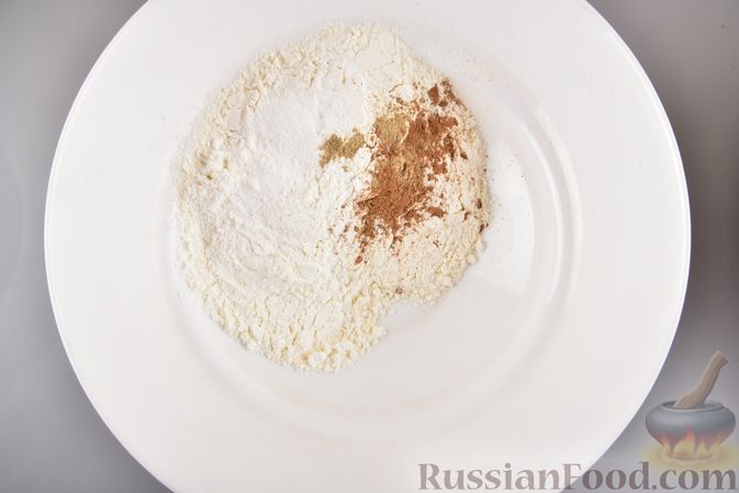 Фото приготовления рецепта: Кексики со сливами и пряностями - шаг №4