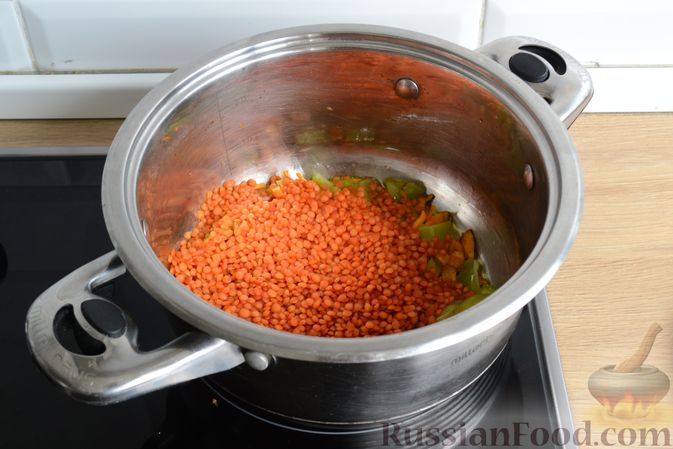 Фото приготовления рецепта: Овощной суп с чечевицей и цветной капустой - шаг №6