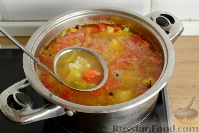 Фото приготовления рецепта: Овощной суп с чечевицей и цветной капустой - шаг №11