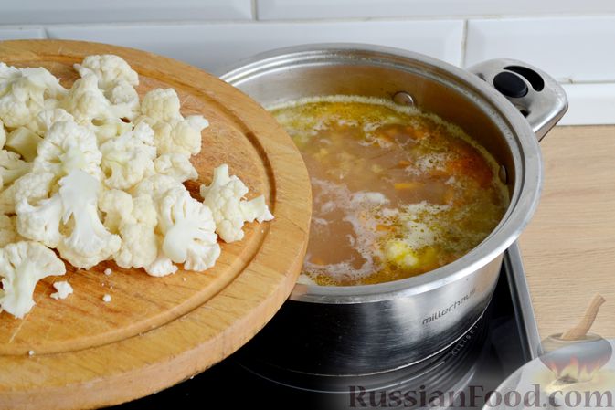 Фото приготовления рецепта: Овощной суп с чечевицей и цветной капустой - шаг №8