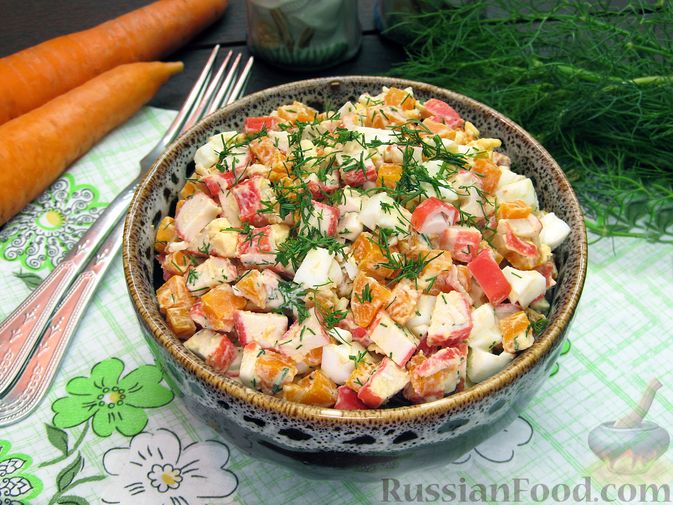 Фото к рецепту: Салат из моркови с крабовыми палочками и яйцами