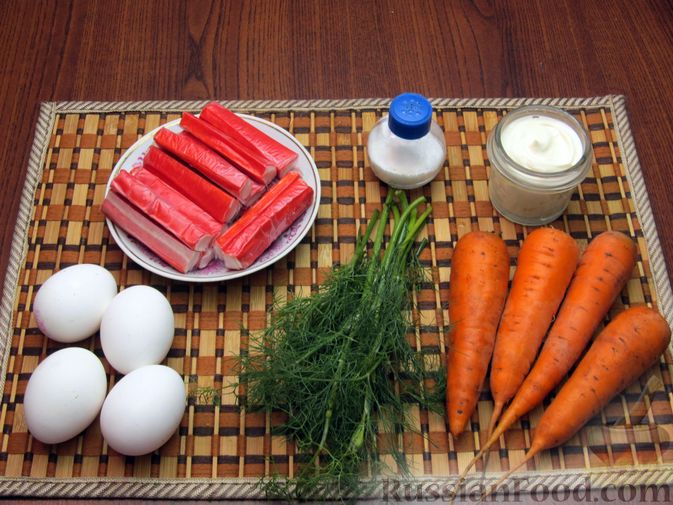 Фото приготовления рецепта: Салат из моркови с крабовыми палочками и яйцами - шаг №1