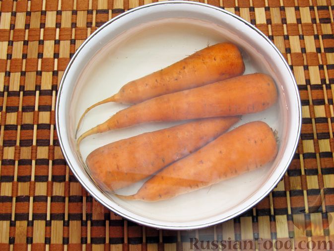 Фото приготовления рецепта: Салат из моркови с крабовыми палочками и яйцами - шаг №2