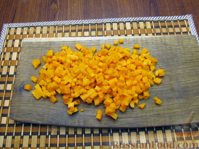 Фото приготовления рецепта: Салат из моркови с крабовыми палочками и яйцами - шаг №5