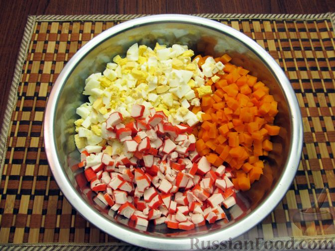 Фото приготовления рецепта: Салат из моркови с крабовыми палочками и яйцами - шаг №7