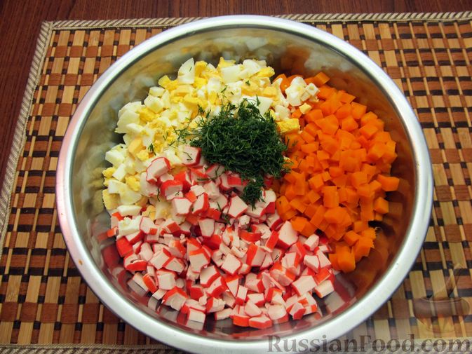 Фото приготовления рецепта: Салат из моркови с крабовыми палочками и яйцами - шаг №8