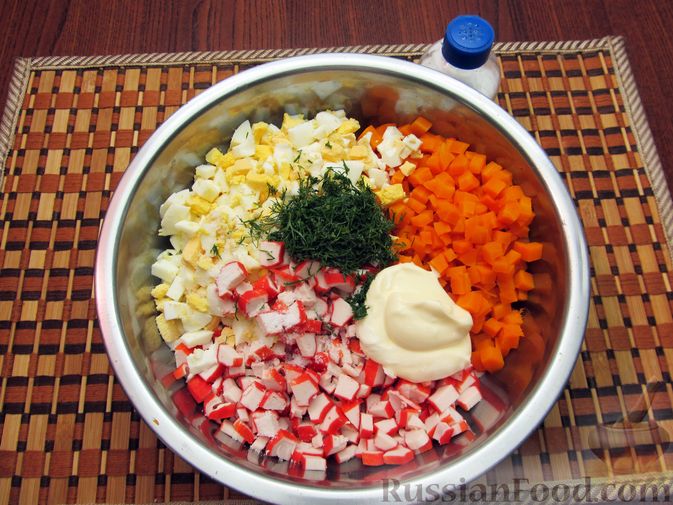 Фото приготовления рецепта: Салат из моркови с крабовыми палочками и яйцами - шаг №9