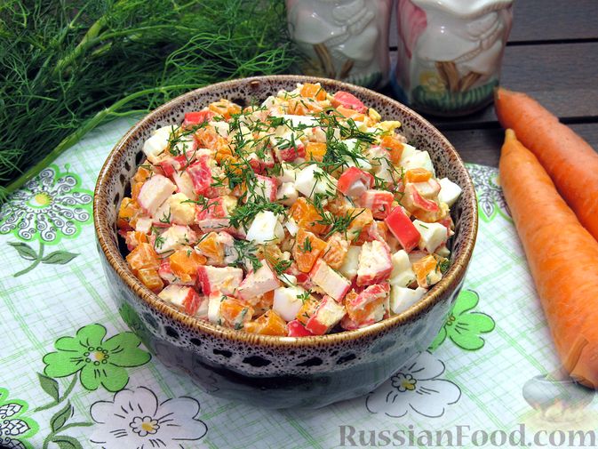 Фото приготовления рецепта: Салат из моркови с крабовыми палочками и яйцами - шаг №11