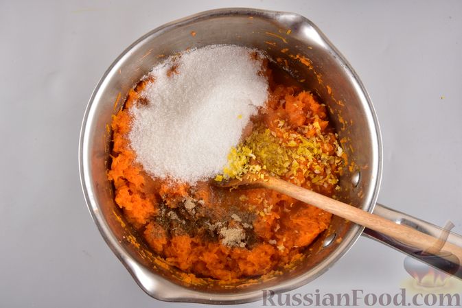 Фото приготовления рецепта: Рулет из моркови, с грецкими орехами и кокосовой стружкой - шаг №4