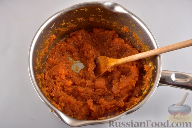 Фото приготовления рецепта: Рулет из моркови, с грецкими орехами и кокосовой стружкой - шаг №5