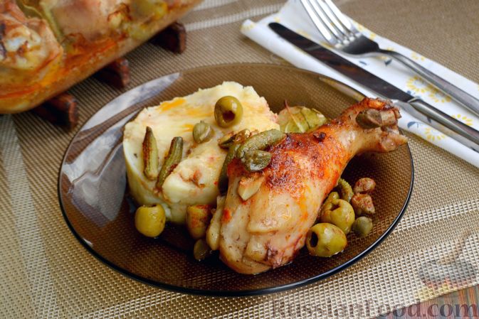 Фото к рецепту: Курица, запечённая с корнишонами, оливками и каперсами