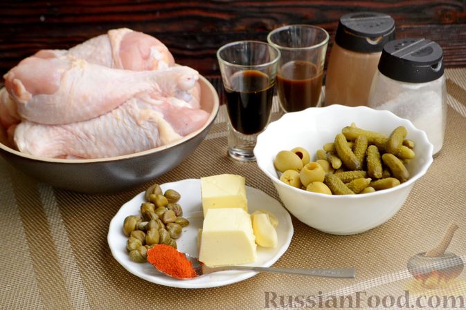 Фото приготовления рецепта: Курица, запечённая с корнишонами, оливками и каперсами - шаг №1