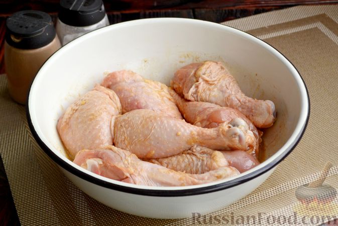 Фото приготовления рецепта: Курица, запечённая с корнишонами, оливками и каперсами - шаг №3