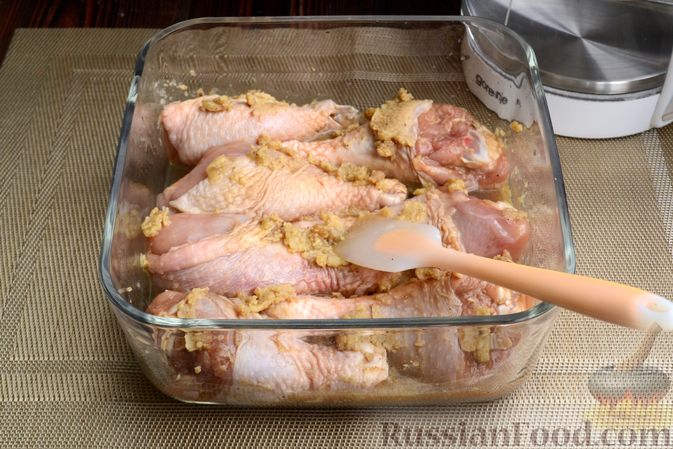 Фото приготовления рецепта: Курица, запечённая с корнишонами, оливками и каперсами - шаг №5