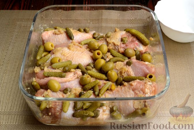 Фото приготовления рецепта: Курица, запечённая с корнишонами, оливками и каперсами - шаг №6