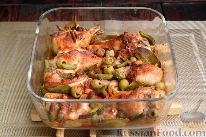 Фото приготовления рецепта: Курица, запечённая с корнишонами, оливками и каперсами - шаг №8