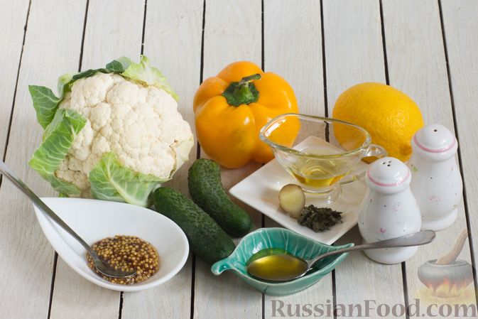 Фото приготовления рецепта: Салат из цветной капусты, сладкого перца и огурцов с медово-горчичной заправкой - шаг №1