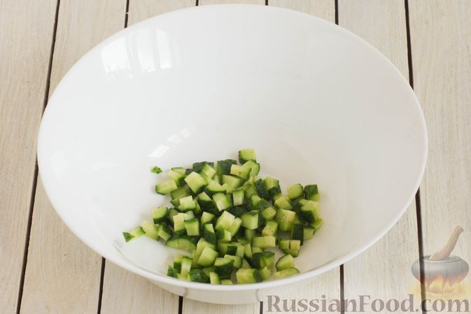 Фото приготовления рецепта: Салат из цветной капусты, сладкого перца и огурцов с медово-горчичной заправкой - шаг №4