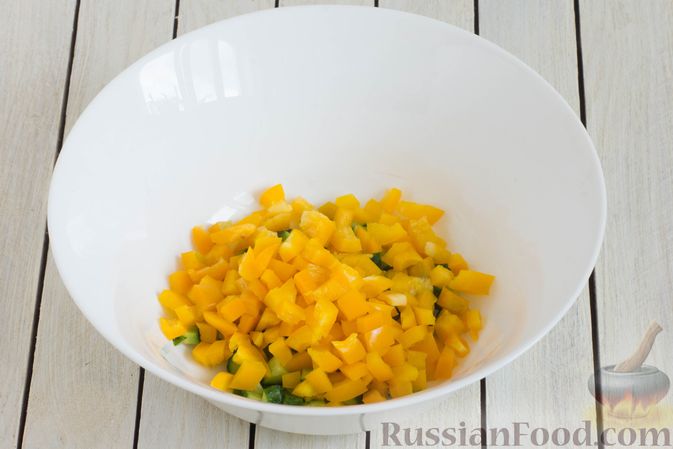 Фото приготовления рецепта: Салат из цветной капусты, сладкого перца и огурцов с медово-горчичной заправкой - шаг №5