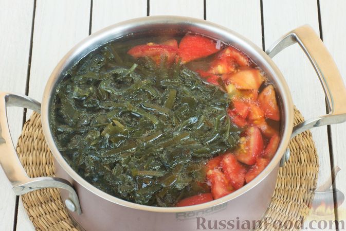 Фото приготовления рецепта: Суп с морской капустой и помидорами - шаг №8