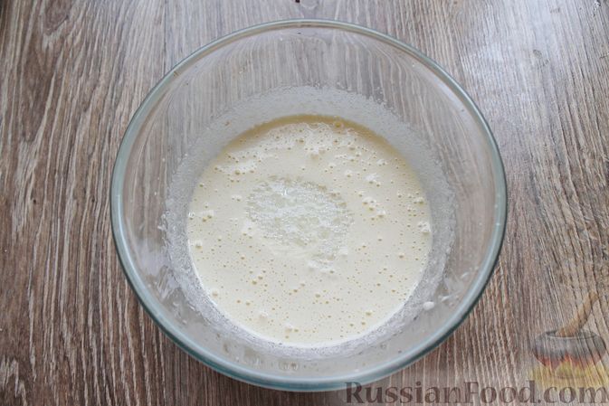 Фото приготовления рецепта: Пирог с брусникой и миндалём, на растительном масле и молоке - шаг №5
