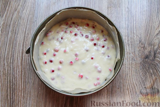 Фото приготовления рецепта: Пирог с брусникой и миндалём, на растительном масле и молоке - шаг №10