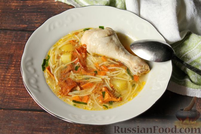 Фото к рецепту: Куриный суп с лисичками и вермишелью