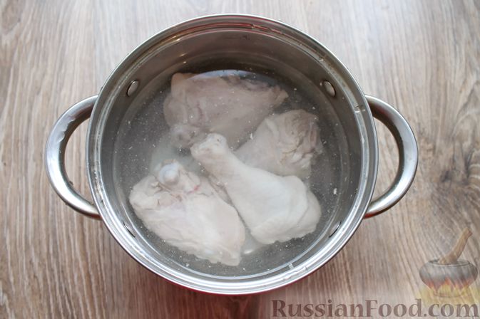Фото приготовления рецепта: Куриный суп с лисичками и вермишелью - шаг №3