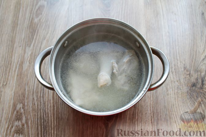 Фото приготовления рецепта: Куриный суп с лисичками и вермишелью - шаг №4