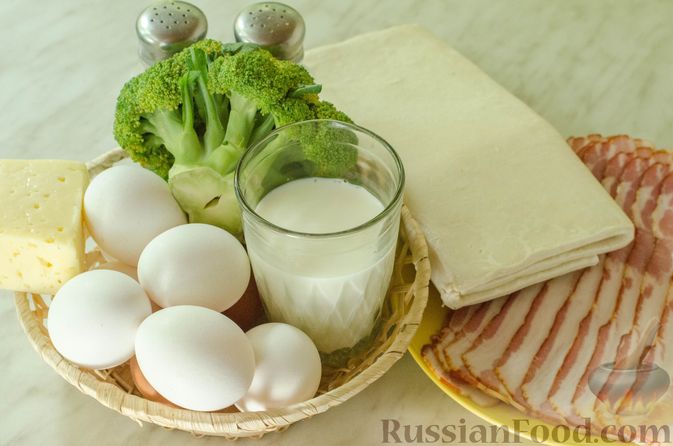 Фото приготовления рецепта: Киш с брокколи в яично-сырной заливке и беконом - шаг №1