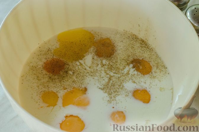 Фото приготовления рецепта: Киш с брокколи в яично-сырной заливке и беконом - шаг №5