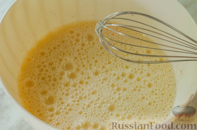 Фото приготовления рецепта: Киш с брокколи в яично-сырной заливке и беконом - шаг №6