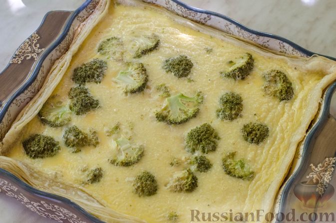 Фото приготовления рецепта: Киш с брокколи в яично-сырной заливке и беконом - шаг №12