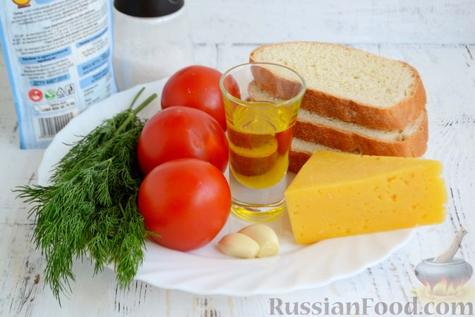 Фото приготовления рецепта: Салат из помидоров с сыром и сухариками - шаг №1