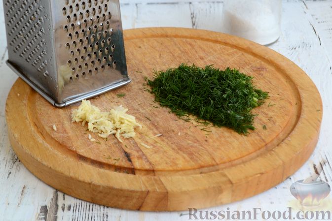 Фото приготовления рецепта: Салат из помидоров с сыром и сухариками - шаг №2