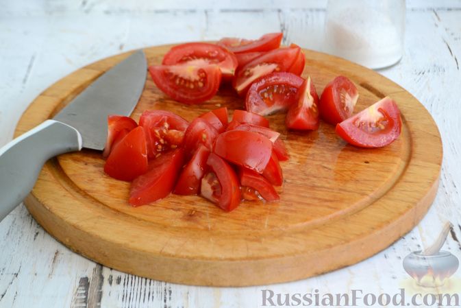 Фото приготовления рецепта: Салат из помидоров с сыром и сухариками - шаг №3