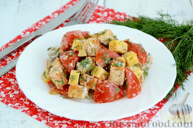 Фото приготовления рецепта: Салат из помидоров с сыром и сухариками - шаг №12