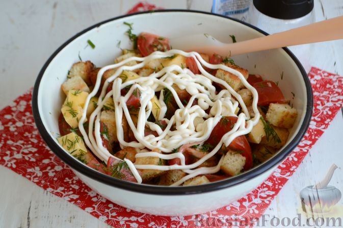 Фото приготовления рецепта: Салат из помидоров с сыром и сухариками - шаг №10