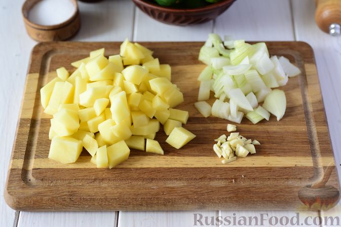 Фото приготовления рецепта: Крем-суп из свежих огурцов и картофеля - шаг №2