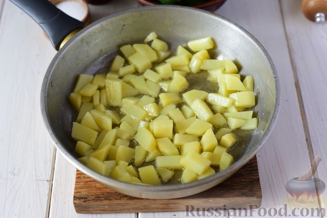 Фото приготовления рецепта: Крем-суп из свежих огурцов и картофеля - шаг №3