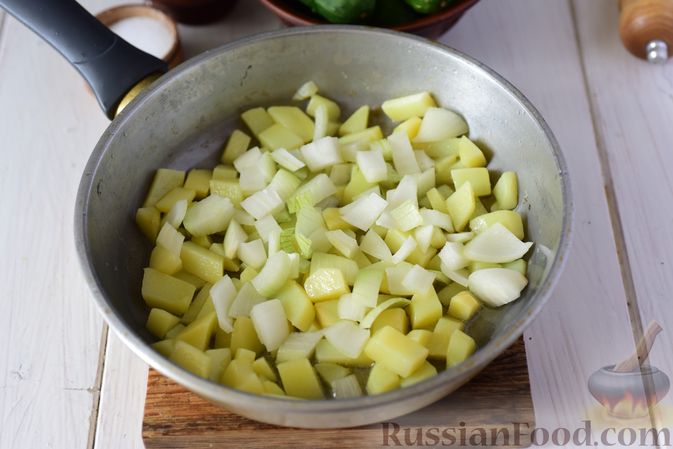 Фото приготовления рецепта: Крем-суп из свежих огурцов и картофеля - шаг №4
