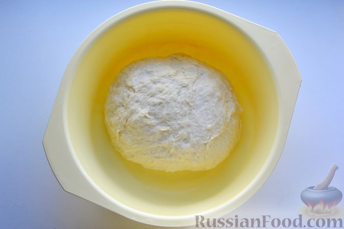 Фото приготовления рецепта: Дрожжевой пирог с малосольными огурцами и варёными яйцами - шаг №7